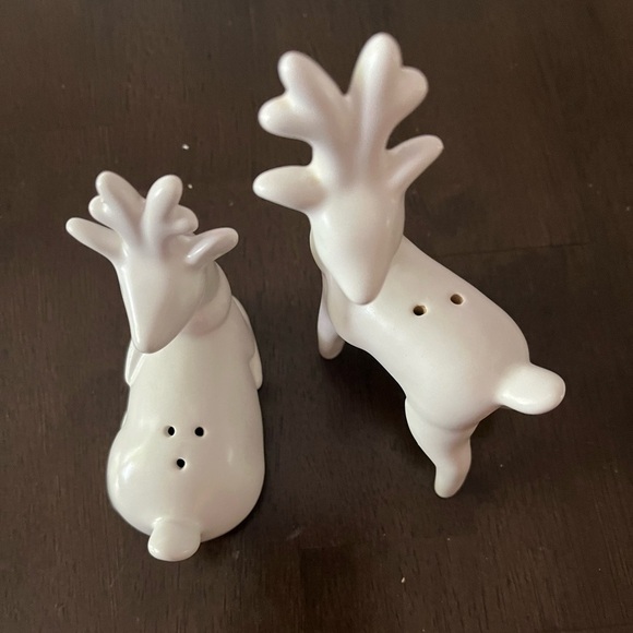 🎄Salt & Pepper Deer with Scarfs ShakerSet White Ceramic reindeer Winter - Picture 2 of 12
